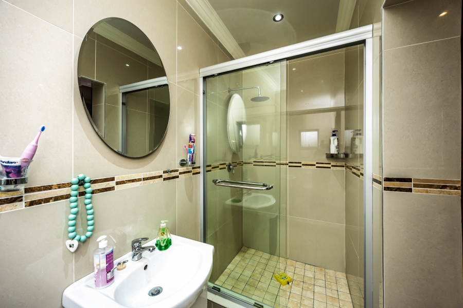 To Let 5 Bedroom Property for Rent in Cove Rock Eastern Cape